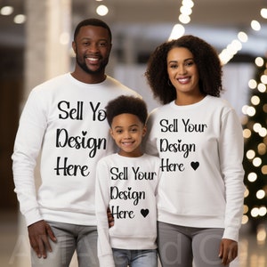 Familie passendes Sweatshirt Mock-up, Gruppe von 3 Winterurlaub Weiß Crewneck Pullover Mock-up, Afroamerikaner Mom Dad und Sohn Mockup