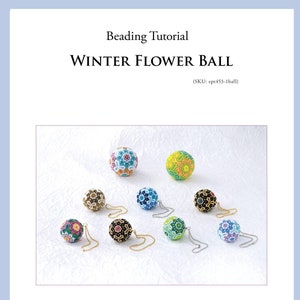 Könnte beinhalten: Eine Perlen-Anleitung für die Herstellung einer Winterblumen-Kugel. Die Anleitung enthält Anweisungen und Fotos des fertigen Produkts, einer kleinen, bunten Kugel mit einem Blumenmuster. Die Kugel hängt an einer silbernen Kette.