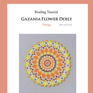 Może przedstawiać: Samouczek beadingu dla "GAZANIA FLOWER DOILY" w kolorze pomarańczowym. Samouczek, zaprojektowany przez Chikę Terai, przedstawia okrągły wzór serwetki z szczegółowymi koralikami. Tekst "Beading Tutorial" i "Orange" są również zawarte.