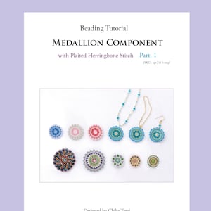 Peut inclure: Un tutoriel de perlage pour un composant de médaillon utilisant un point de herringbone tressé. L'image montre une variété de médaillons finis dans différentes couleurs, notamment turquoise, rose, vert et violet. Le tutoriel est conçu par Chika Terai et est disponible pour un usage personnel et non commercial uniquement.
