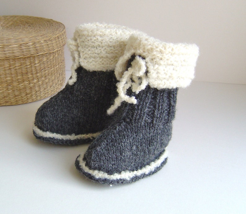 Knitting pattern Baby Booties quick and easy knitting tutorial for Snuggly Booties pattern in 3 sizes PDF in image 4