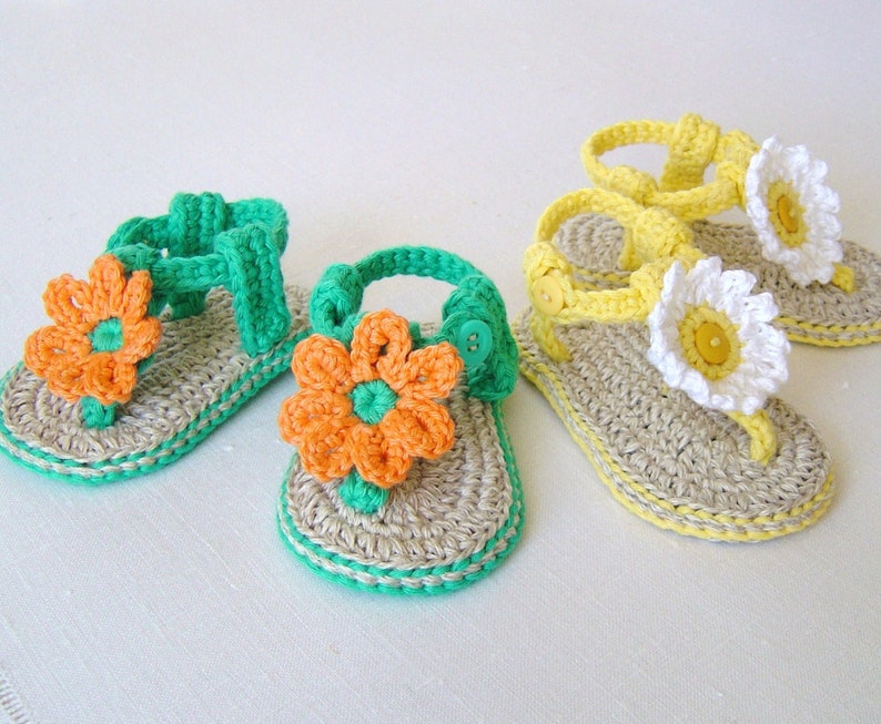 CROCHET PATTERN Baby Sandals with Flowers Easy Baby Booties Pattern 3 Sizes Easy Photo Tutorial Digital File Instant Download image 1