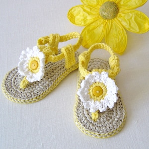 CROCHET PATTERN Baby Sandals with Flowers Easy Baby Booties Pattern 3 Sizes Easy Photo Tutorial Digital File Instant Download image 3