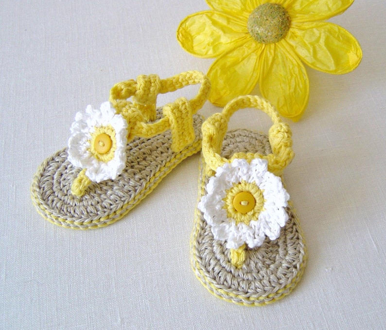 CROCHET PATTERN Baby Sandals with Flowers Easy Baby Booties Pattern 3 Sizes Easy Photo Tutorial Digital File Instant Download image 3