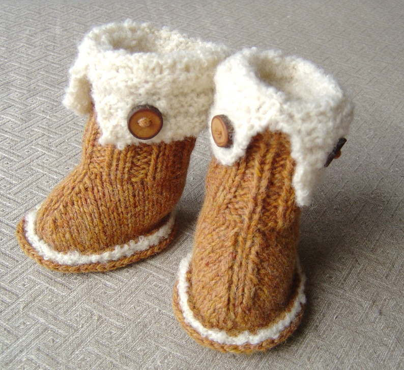 Knitting pattern Baby Booties quick and easy knitting tutorial for Snuggly Booties pattern in 3 sizes PDF in image 2