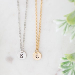 Collar con inicial para niña pequeña, collar con inicial de disco para niños, joyería personalizada para bebés, regalo de joyería de cumpleaños, collar con letras personalizado