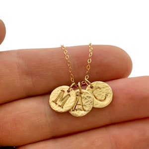 Collar inicial de múltiples discos para mamá, joyas de regalo personalizadas para el Día de la Madre, regalo sentimental personalizado para discos de cartas de abuela