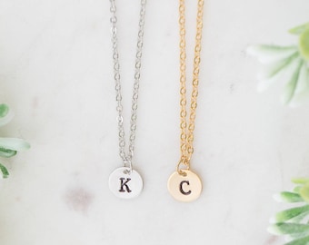 Collar con inicial de oro para mujer • Collar con disco delicado • Inicial estampada a mano • Collar para madres • Regalo de joyería para ella • Collar personalizado