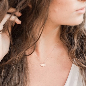 Collar con inicial personalizado para mamá, collar con nombre y letra para niños, collar con disco personalizado para mamá, collar con etiqueta de regalo con nombre para niños