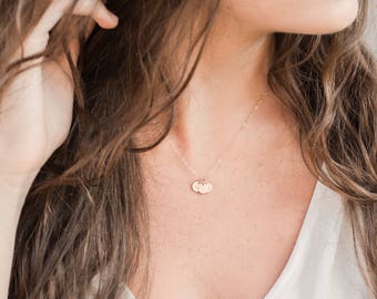 Collar inicial de disco pequeño, collar de letras de discos delicados personalizados, 1 2 3 4 5 o 6 collar de iniciales, collar de oro rosa, oro, discos de plata