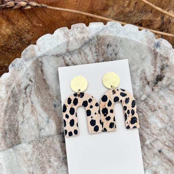 Pendientes de arco iris delicados de cuero de corcho de guepardo - Pendientes de espalda de poste cepillado de oro ligero para mujer - Pendientes de leopardo con estampado de leopardo