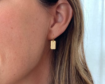 Gold Minimal Everyday Dangle Earrings, Hammered Bar Rectangle Earrings, Trendy Textured Tag Drop Earrings, Small gold earrings for women