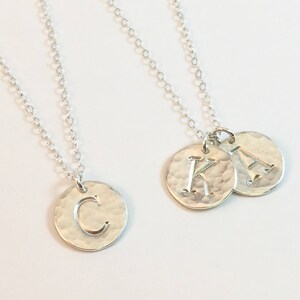 Collar inicial clásico de disco de plata esterlina, collar de letras de disco martillado, collar de disco múltiple, joyería personalizada para ella, mamá