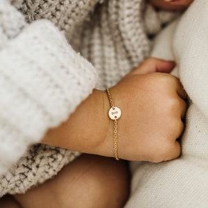 18K Gold Plated Stainless Steel Initial Bracelet Personalized Letter Charm Bracelet Small Dainty Disc Monogram Name Bracelet for Women