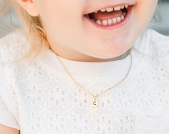Ketting met eerste schijf kind, ketting voornaam baby, ketting peuter, ketting schattig klein meisje, ketting schattig klein meisje, ketting naam kind brief