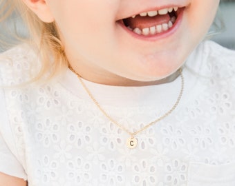 Collier de disque initial pour enfant, collier de prénom de bébé, collier de tout-petit, collier initial de petite fille mignonne, collier de nom de lettre pour enfant