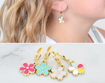 Boucles d'oreilles fleur marguerite petite fille, jolies boucles d'oreilles florales Huggie pour enfants, boucles d'oreilles pour toute petite fille, créoles fleurs colorées
