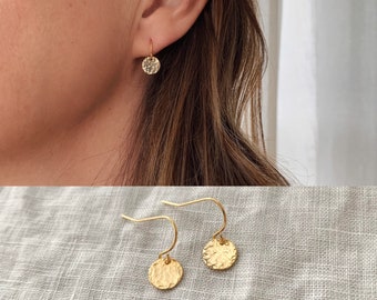 Petites boucles d'oreilles martelées à disque d'or, boucles d'oreilles Dainty Gold Dot Disk, boucles d'oreilles minimalistes de tous les jours, boucles d'oreilles simples, bijoux de mariage nuptiale