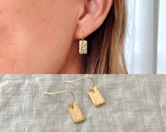 Dainty Gold Hammered Tag Rectangle Earrings, Minimalist Earrings, Trendy Dangle Drop Earrings, Gift for Her, Hammered Bar Earrings, Mom Gift