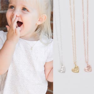 Tiny Heart Baby Toddler Initial Necklace, Dainty Children Heart Name Letter Necklace, colgante de corazón personalizado, regalo de primer cumpleaños personalizado