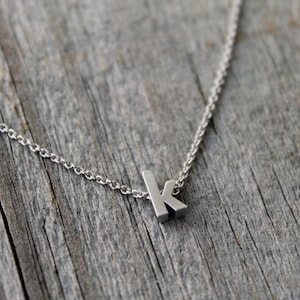 Collar inicial personalizado, collar de carta de plata delicada, regalo de dama de honor, collar de corazón de joyería monograma