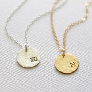 Collar con inicial martillada, collar con disco con inicial personalizado, regalos para damas de honor, regalo para mujeres, inicial delicada, disco martillado, estampado a mano