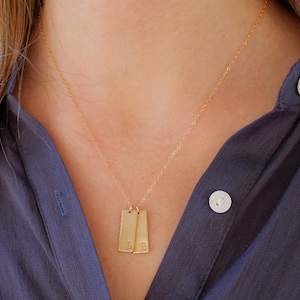 Collar de barra de oro / collar inicial de oro / collar de placa de nombre personalizado / estampado a mano personalizado / regalo de dama de honor / regalo hecho a mano para ella