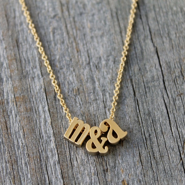 Liebe kleine Gold Kleinbuchstaben Initial & Ampersand Halskette - Gold Brief personalisierte Brautjungfer Geschenk Hochzeit Monogramm Schmuck - Paare Halskette
