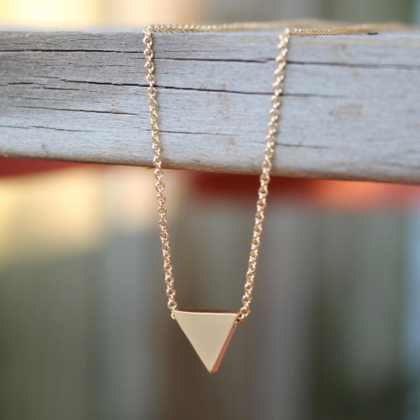 Piccola collana triangolo d'oro - oro geometrico triangolo collana - moderno minimalista gioielli - collana dainty triangolo - triangolo alla moda