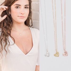 Colar com inicial de coração minúsculo, colar delicado com letras de nome de coração martelado, pingente de coração personalizado, colar de amor personalizado, ouro rosa, ouro