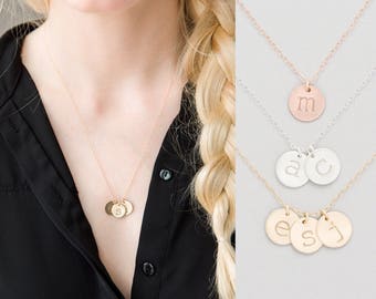 Initiaal schijfketting voor moeder • Meerdere letters familieketting • Gepersonaliseerde ketting met naam initiaal • Ketting met kindernamen • Aangepast cadeau