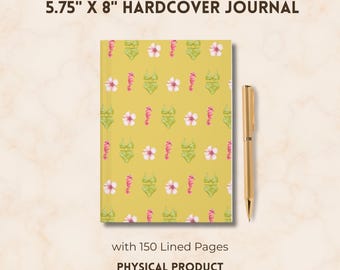 Può includere: Un diario con copertina rigida con una copertina gialla con un motivo di costumi da bagno verdi e fiori rosa. Il diario misura circa 14,6 cm x 20,3 cm e ha 150 pagine a righe. Una penna d'oro è appoggiata accanto al diario. Il testo "PHYSICAL PRODUCT" è in basso.