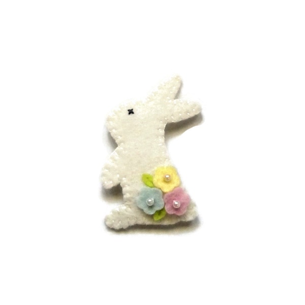 Felt bunny brooch