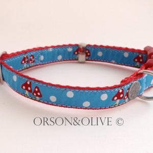 Mini Mushrooms (Blue Red Toadstools) Collar para perros de diseño - Disponible en 4 tamaños (Xs, S, M, L)