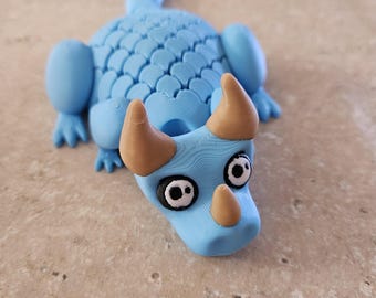 ¡Conoce a tu nuevo amigo "prehistórico": el pequeño tri-dinosaurio!