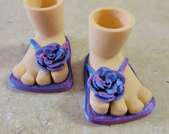 Chanclas de gnomo de colores variados con flor