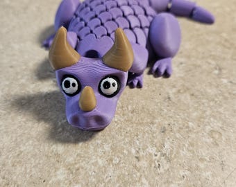 Compañero prehistórico: ¡El pequeño tri-dinosaurio!