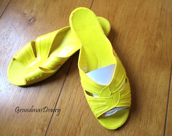 Vintage Women's Sandals, 70’s Vintage Yellow Plastic Slippers, Rubber Sandals, Jelly Shoes, Beach Shoes 37 EU - 7 US