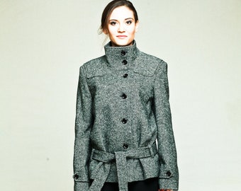 Kurze Damen Funnel Neck Mantel mit Gürtel, Graue Monochrome Winterjacke von VIEMA - V00470