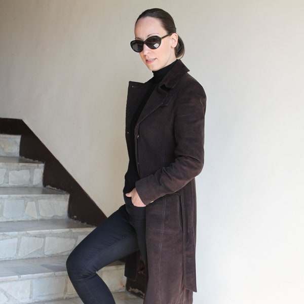 Élégant manteau longueur genou en velours côtelé avec ceinture en brun chocolat, veste de printemps pour femme, Trench Coat par VIEMA - V01410