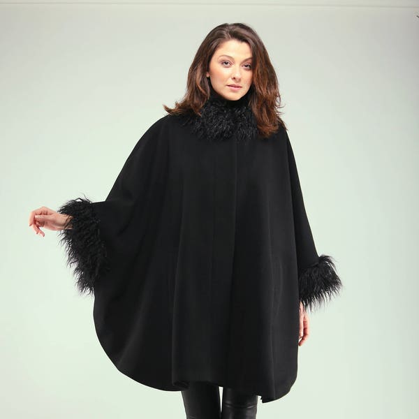 Manteau cape en laine et cachemire surdimensionné noir, manteau cape pour femme fait à la main avec col en fausse fourrure, manteau poncho, manteau en laine par VIEMA - V00060