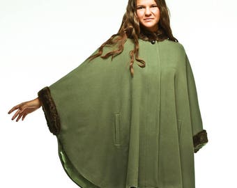 Abrigo de Mujer Cape con Puños y Cuello de Piel Sintética en Verde Bosque, Abrigo Ponco de Lana y Cachemira, Capa de VIEMA - V00210