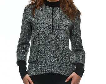 Veste classique pour femme avec fermeture agrafe discrète sur le devant pour une coupe parfaite et élégante par VIEMA - V00310