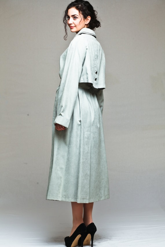 Women's classic long raincoat / mac with dual collar and