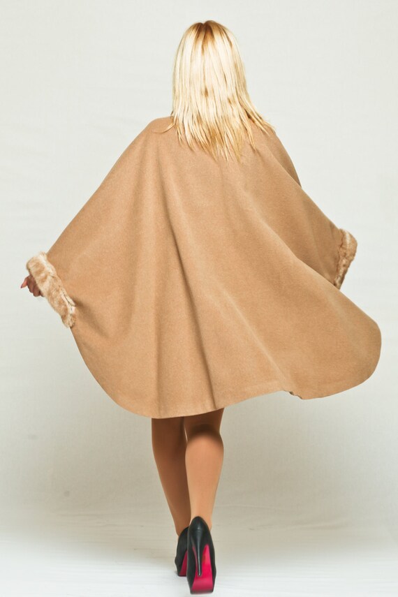 Manteau cape oversize en laine et cachemire cape camel avec poignets et cou en fausse fourrure manteau poncho en laine cape par VIEMA V00690 Etsy France