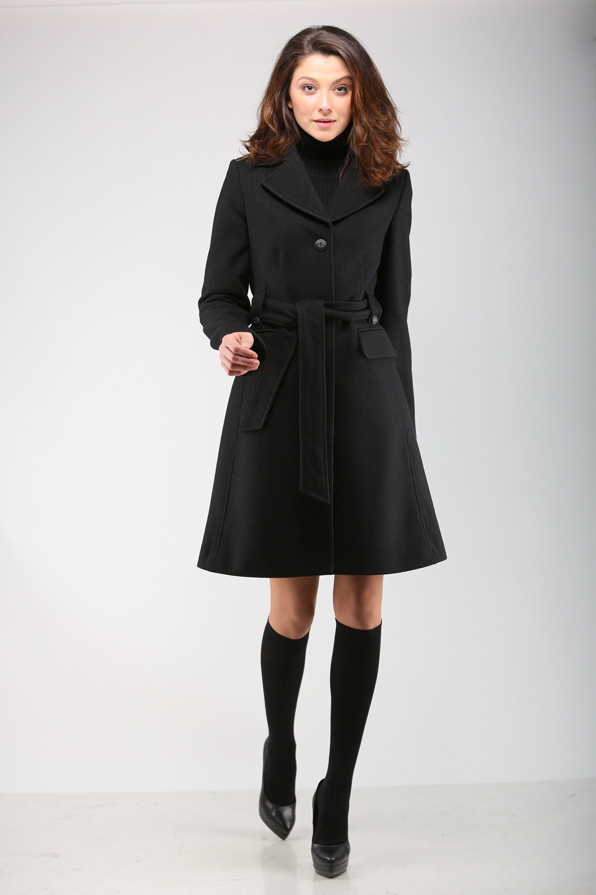 Abrigo de lana negro elegante para mujer con falda plisada y detalle  satinado, abrigo de invierno con cinturón de VIEMA V00770 -  España