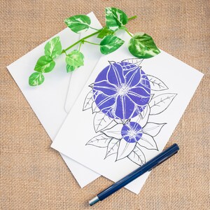 Paarse clematisbloem geïllustreerde wenskaart Minimalistische kaart Elegante grafische clematiswenskaart Verjaardagskaart Moederdag