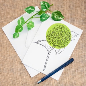 Lichtgroene hortensiabloem geïllustreerde wenskaart Minimale schattige bloemkaart Elegante grafische wenskaart Jubileumkaart Moederdag