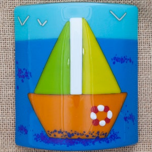 Image de vague de bateau à voile en verre fusionné au bord de la mer Art de bateau en verre fusionné