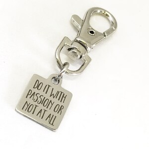 Ermutigungsgeschenk, „Do It With Passion“-Reißverschlussanhänger, Sohn-Geschenk, Softball-Taschen-Reißverschlussanhänger, Tochter-Geschenk, Baseball-Taschen-Reißverschlussanhänger, Geldbörsenanhänger
